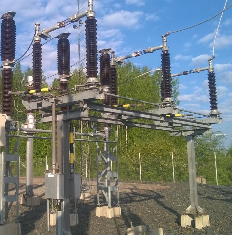 20 KUVA 4. Kaksipilarinen kiertoerotin (Kortet & Pihkoluoma 2016). 3.4.4 Suojareleet Suojarele on suojausjärjestelmään kuuluva mittaava laite, jota käytetään sähköasemilla suojaamaan sähkönjakeluverkkoa ja lisäämään sen käyttöturvallisuutta.