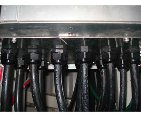 VLT HVAC Drive High Power -taajuusmuuttajan 3 Mekaaninen asennus 3 Kuva 3.25: Esimerkki läpivientilevyn asianmukaisesta asentamisesta.