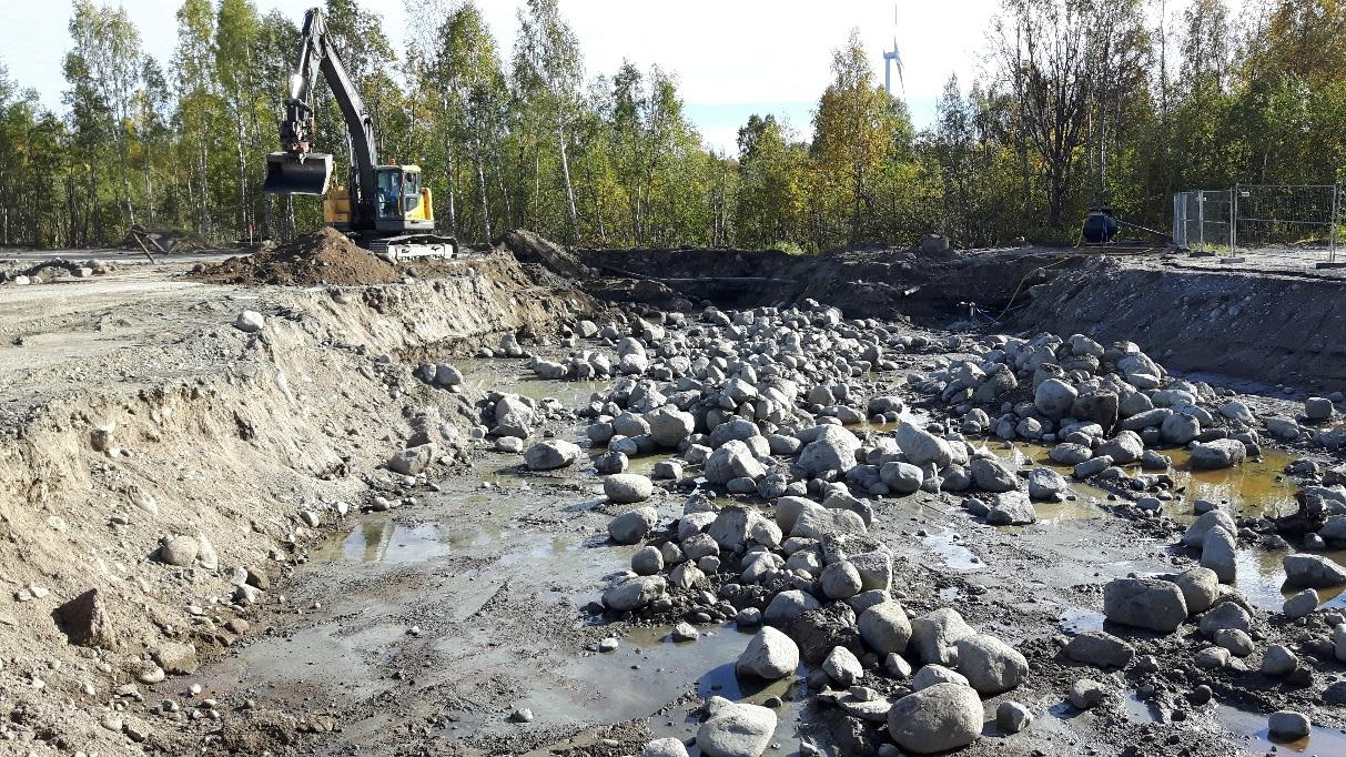 Kuva 3. Näytteenottoa. Kuva 4. Maaperän puhdistusta St1 Energy Oy:n entisellä vuokra-alueella.