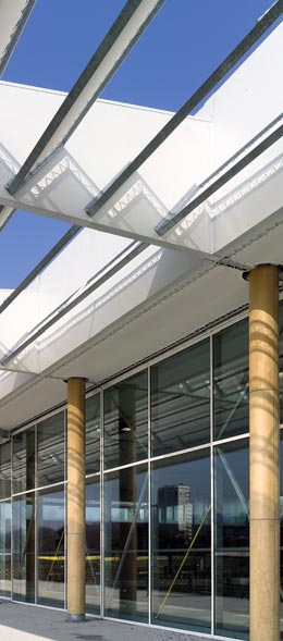 Matala emissiivisyys Matalan emissiivisyyden (Low-E) lasiteknologian edistysaskeleet ovat tehneet ikkunoista merkittävän energiansäästö- ja mukavuustekijän pienentämällä lämmönhukkaa ja sisätilojen