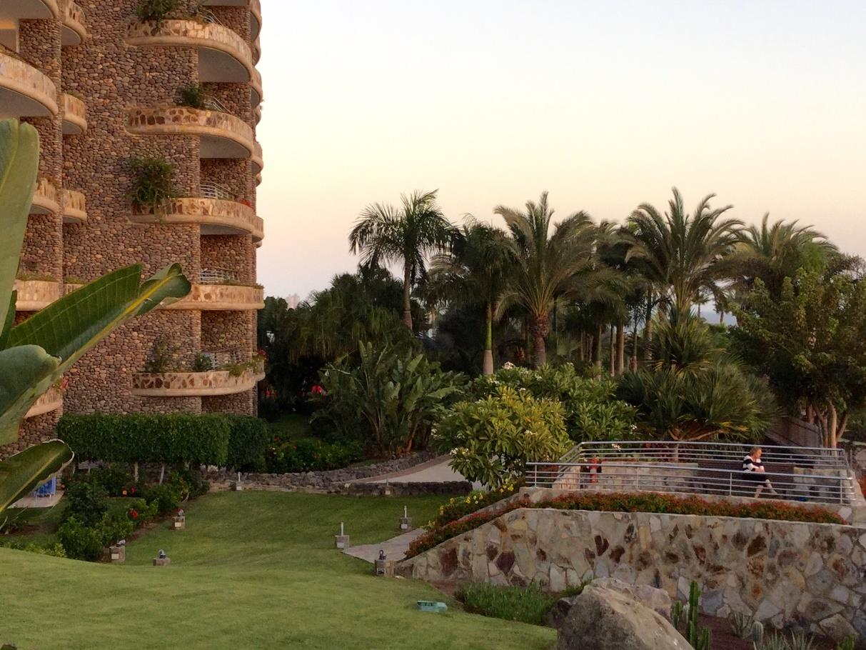 Meidän hotellimme nimi oli Club Puerto Anfi. Sen vieressä on Club Gran Alfi, jonka pihalla kävimme ihailemassa auringon laskua. Idea on, että kaikkien hotellien julkiset tilat, uimaaltaat ym.