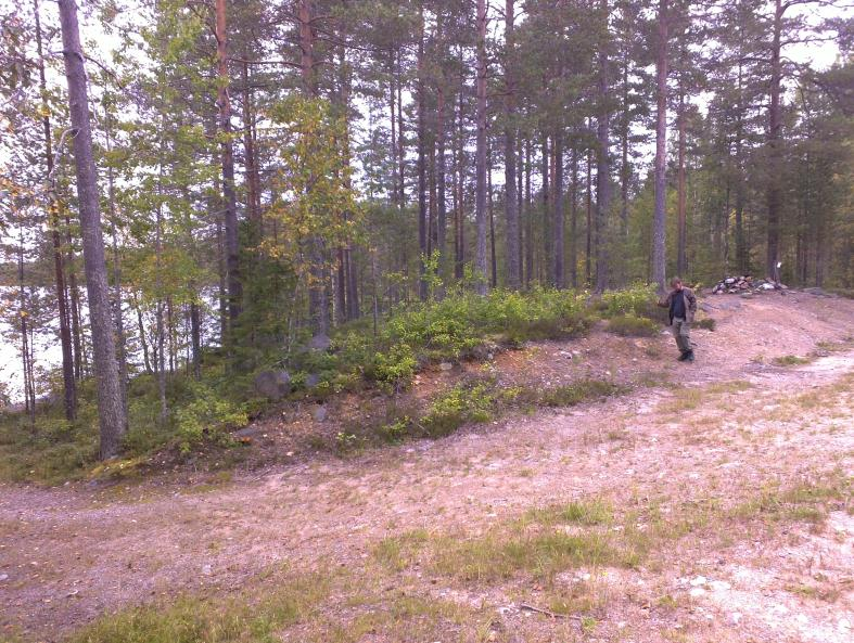 9 Tieleikkausta josta löytöjä v. 2002, yllä pohjoiseen alla luoteeseen. JUUKA 71 YLÄ-RUOKONEN KALMOSAARET Mjtunnus: 1000001776 Rauh.lk: ei tarkastettu mahdollisesti muinaisjäännös.
