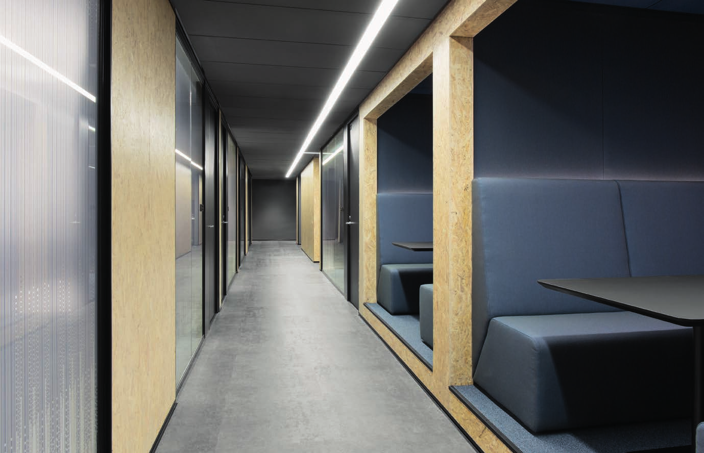 Neuvottelutilat mahdollistavat joustavasti ideointipalaverit, pikaiset tapaamiset ja neuvottelut. Alakatto Rockfon Color-All 1800X600, väri Concrete.