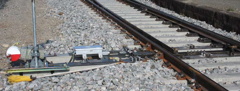 I Turvallisuus rautateillä I Turvallisuuden varmistaminen osa päivittäistä työtä Vaihteenkosketin valvoo vaihteen oikeaa asentoa.
