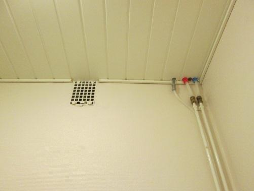 asennettujen raitisilmaventtiilien kautta.