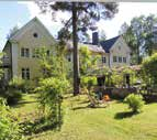 , iso oleskelutila. Uimarannalle vain n.100 m. Kiinteistö sopii hyvin useallekin ostajalla, tilat jaettavissa. Oma 5028 m² tontti. H. 580.