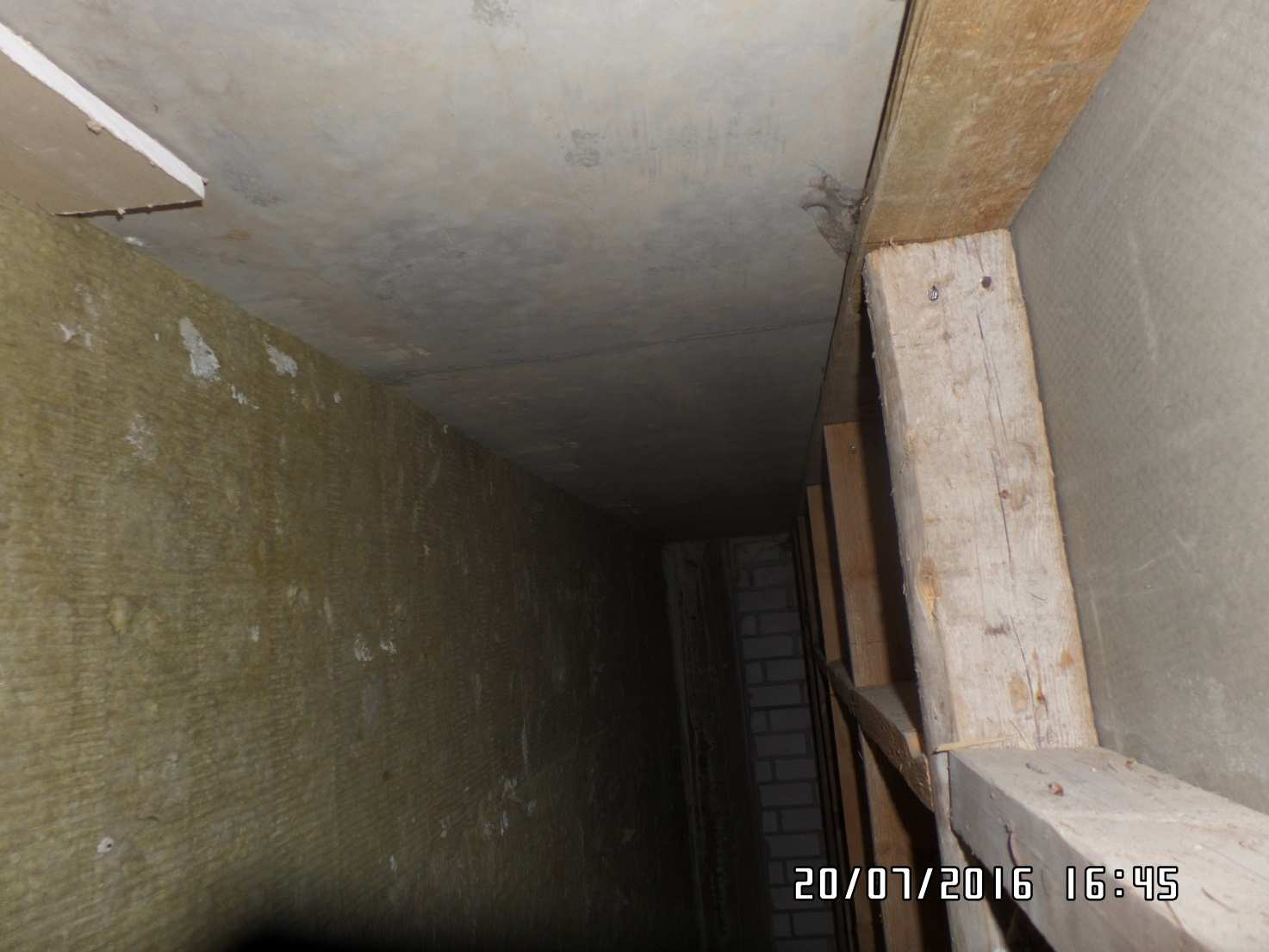 FCG SUUNNITTELU JA TEKNIIKKA OY Tutkimusraportti 60 (119) Kerhotilan varastohuoneen 0.091 pidemmässä maanvastaisessa seinässä oli valeseinärakenne (Kuva 48).