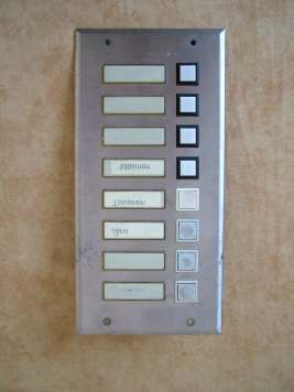Varaosat Esmi-ovipuhelinjärjestelmiin Esmi Oy valmisti 0-luvulta 80-luvulle omaa ovipuhelinjärjestelmää. Näihin ei ole saatavilla alkuperäisiä varaosia.