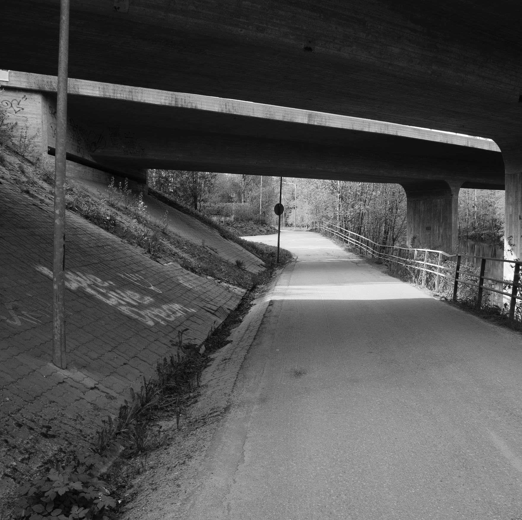Alikulku Tourujoella. Kehä Vihreän inventointi- ja analyysiosuus tähtää alueeseen tutustumiseen, sekä alueen luonteen, mahdollisuuksien ja haasteiden selvittämiseen.
