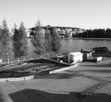 Minigolfrata ja pienet ruokasekä jäätelökojut Satamarannassa. 4.11. NYKYISET TOIMINNOT Veneitä laiturissa rantapromenadilla.