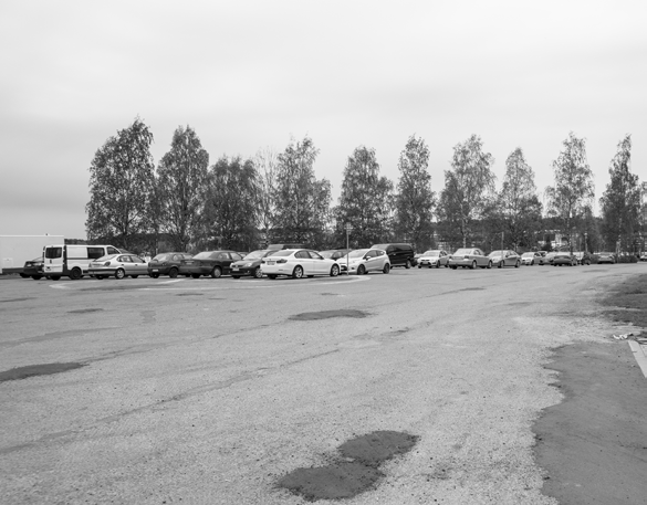 Harjulla voi paikoin - katselusuunnasta riippuen - tuntea olevansa metsässä. Satamarannan laajat pysäköintialueet kaupunkialueen paraatipaikalla Jyväsjärven rannalla laskevat elvyttävyyttä.