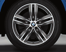 takahelman, jossa diffuusoriosan metallivärinä Dark Shadow Jäähdyttimen BMW-säleikössä kahdeksan tyylikästä pitkittäisripaa, joiden etupinnat mustat korkeakiiltoiset 18" M kevytmetallivanteet Double