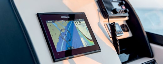 000-13212-001 GO9 XSE, 4G-tutkapaketti 000-13763-001 Erityisen kirkkaan kosketusnäytön taakse kätkeytyy GPS-vastaanottimella varustettu karttaplotteri.