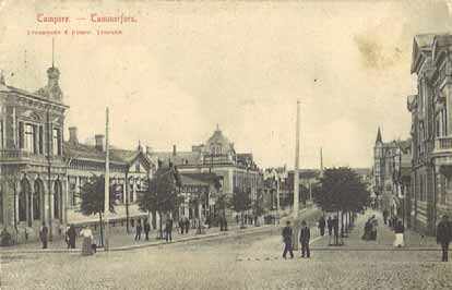 RAKENTAMINEN Rakennuksen on suunnitellut Valtionrautateiden virkamiesten asunnoiksi Bruno Granholm vuonna 1896. Rakennus suunniteltiin ja rakennettiin alunperin kaksikerroksiseksi.
