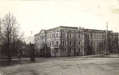 TEHDYT LAAJENNUKSET Rakennusta korotettiin yhdellä uudella asuinkerroksella vuonna 1921, suunnitelmat laati K.F. Andersson Valtionrautateiden suunnittelukonttorista.