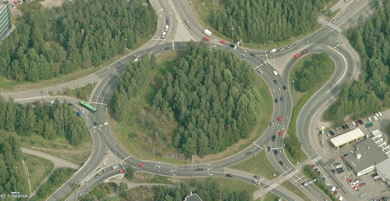 Liitteeseen 1 on koottu lista osasta Suomessa olevista osittain tai täysin kaksikaistaisista kiertoliittymistä sekä yksikaistaisista, joissa on vähintään yksi vapaa oikea kaista.
