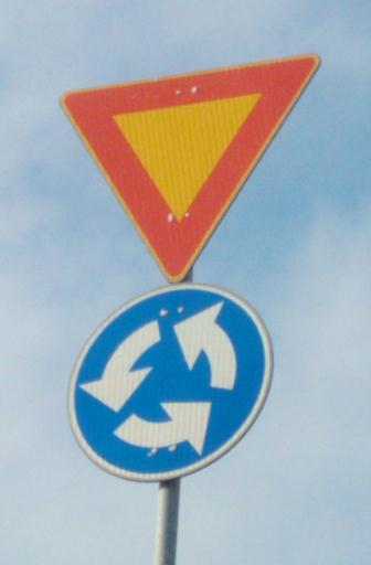 kiertoliittymiä ja selvitetään niiden toimivuutta puhelinhaastatteluiden avulla. 2 KIERTOLIITTYMÄT 2.