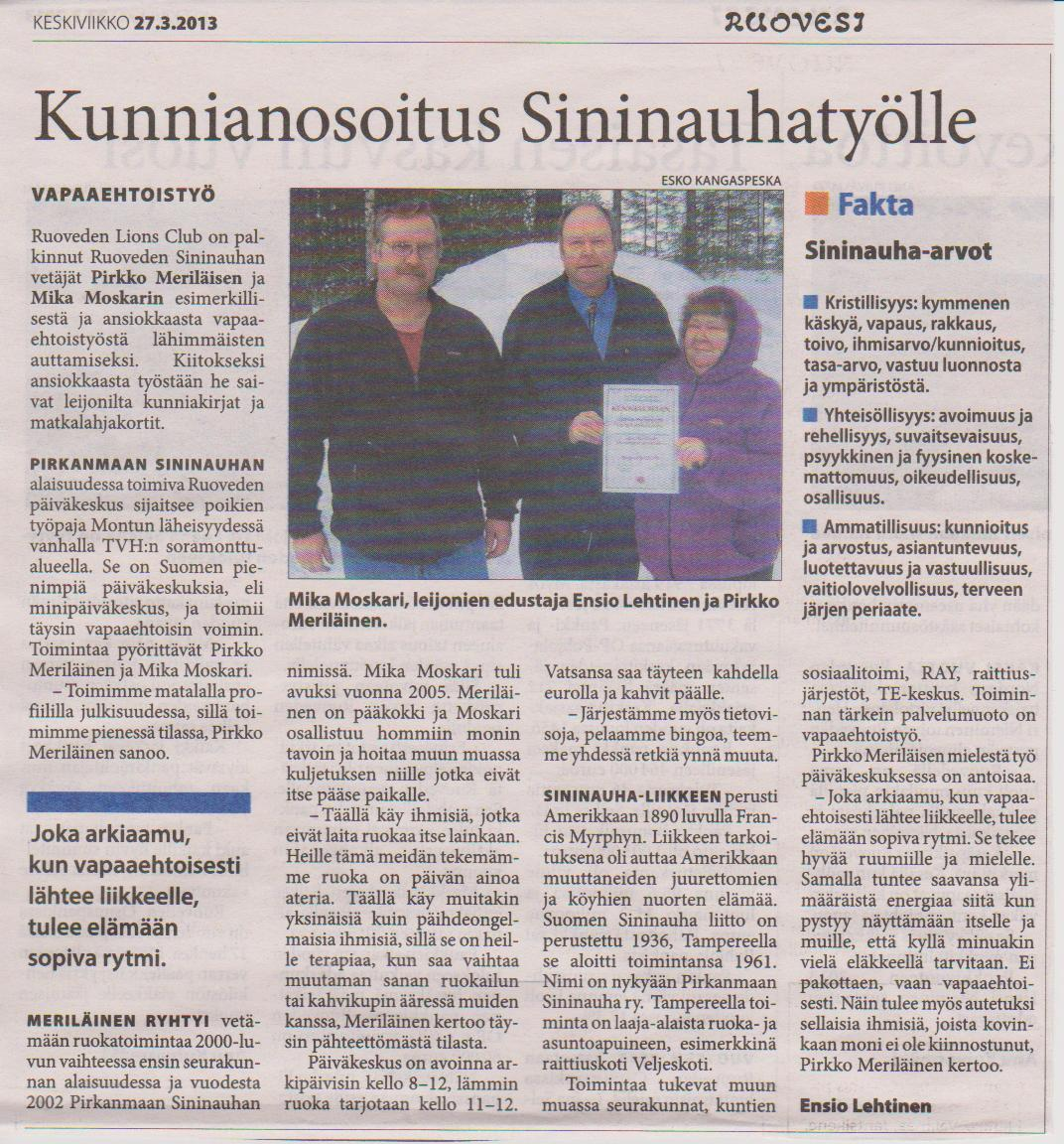 Sininauhatyöntekijät Pirkko Meriläinen ja Mika Moskari palkittiin esimerkillisestä vapaaehtoistyöstä 400 euron lahjakortilla.