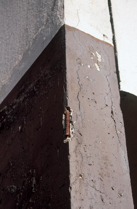 Betonin vaurioitumismekanismeja Betonin alkaalisuus (ph-arvo n. 13) antaa betonissa olevalle teräkselle ns.