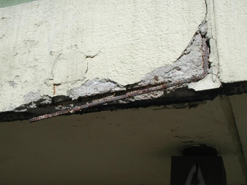 Betonin vaurioitumismekanismeja Korroosion seurauksena teräksen tilavuus kasvaa
