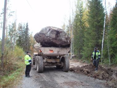 Maakivien poistaminen Keväällä tien muotoilun yhteydessä Kaivinkoneella kaivamalla, räjäyttämällä Pienet kivet tiehöylällä, harauslaitteella tai traktorin kivikoukulla Maisemointi tiealueen