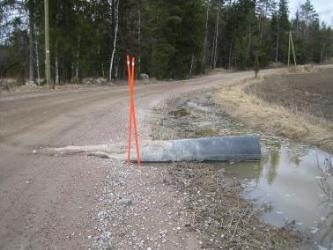 korjaaminen Liikkuneiden rumpuputkien uudelleenasentaminen Liian lyhyiden rumpujen