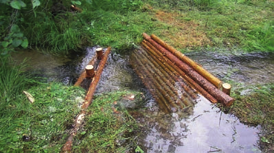 3.3.3 Puurakenteet metsäpuron kunnostamisessa Eero Moilanen Metsäpurohankkeessa kokeiltiin erilaisia puisia rakenteita uomakunnostuksissa. Piirrokset esittävät niiden toiminnalliset periaatteet.