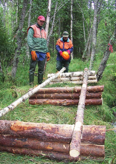 Ajopuita ei kiinnitetä, vaan erimittaista puuta jätetään virran vietäväksi ja annetaan kasaantua uomaan vapaasti padoiksi, suisteiksi jne.