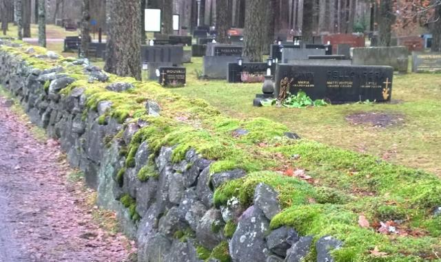 kuvitelleet ja luopuivat tehtävästä. 2.10.1956 kirkkohallintokunnassa todettiin hautausmaalle on ilmaantunut miehiä, jotka tekevät aitaa paikan päälle ajetuista kivistä 1.000 mk/juoksumetri.