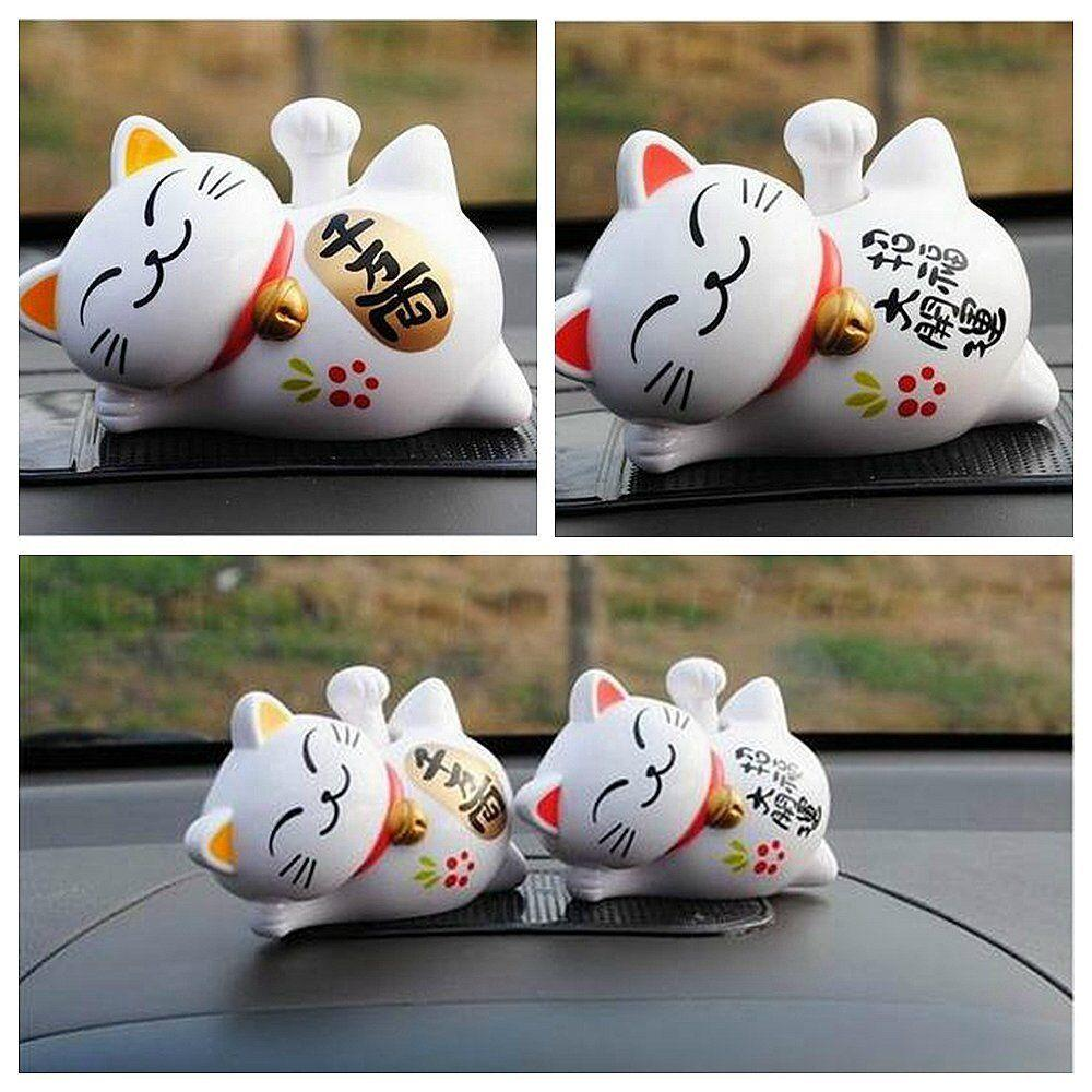 Konelaudalle laitoin hyvää onnea tuovan, aurinkopaneelilla toimivan, aurinkokissan (Maneki Neko).