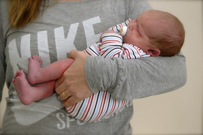 KANTAMINEN Erilaiset asennot sylissä kehittävät vauvan symmetrisen keskilinjan