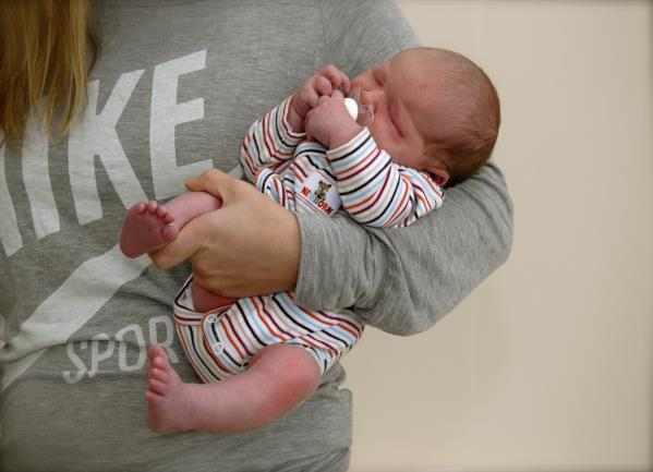 Vauvaa olisikin hyvä kantaa molemmilla puolilla (vasemmalla ja oikealla)