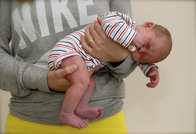 Selinmakuulla: Pidä vauvan selkä pyöreänä ja kädet vartalon edessä.