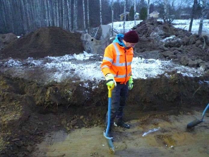 Kaapeli todennettiin pienellä käsin tehdyllä tarkastuskuopalla.