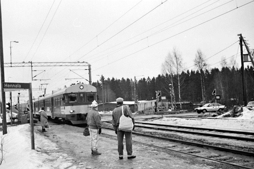 Hennalan kohdalla -> ei helppo (ratapihan turvalaite- ja muut järjestelyt,