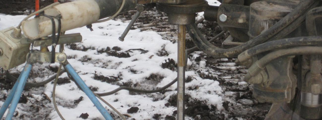 2 Kalusto Tällä hetkellä siipikairauksia tehdään pääosin Nilcon -siipikairalla. Nilcon -siipikairan pääosat ovat piirturimittari, tangot, kulmaliikekytkin ja siipi.