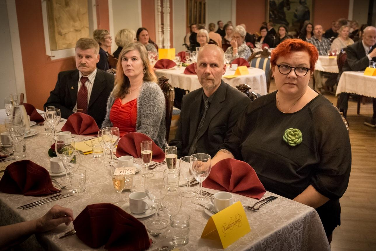 Treenivaatteet ovatkin vaihtuneet juhlatamineisiin, kuvassa Kari ja Ulla