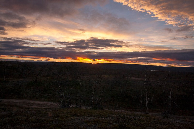 Auringonlaskun aikaan nousimme vielä läheiselle kumpareelle ihastelemaan auringonlaskua. 16.9 Perjantai Pakkasyö oli näköjään ollut, aamulla vielä -4 ja teltta kuurassa.