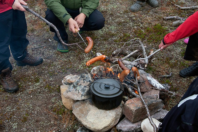 Vettä löytyi pienen hakemisen jälkeen mönkkäriuran eteläpuolella olevan kosteikon läpi virtaavasta purosta ja