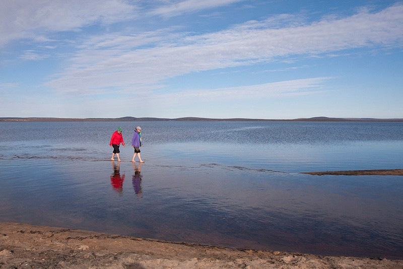 puolelle, tätä pitkin pääsee kahlaamaan.
