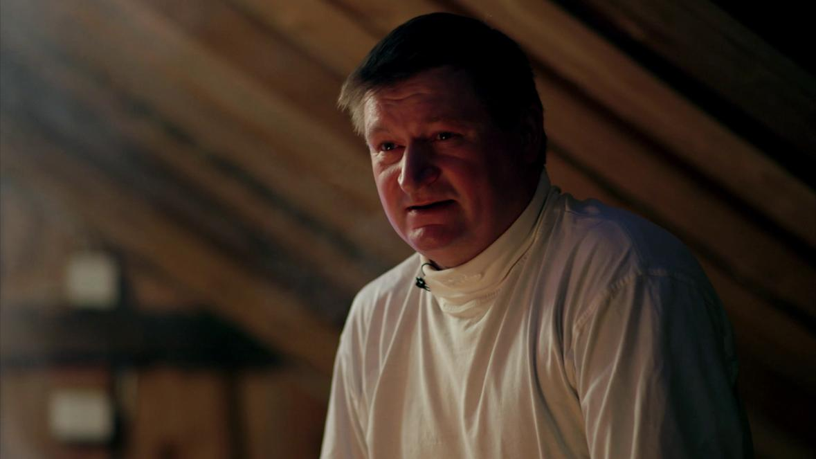 24 4 Tapaus Kimmo Auno, Jako. O: Mikko Shemeikka Kuva 8. Kimmo Auno paistaa siikaa Jako dokumentti kertoo pienestä Kukkolankosken kylästä Tornion pohjoispuolella.