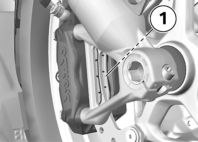 z Huolto Vaihdata jarrupalat välittömästi ammattitaitoisessa huoltopisteessä, mieluiten BMW Motorrad Service - toimipisteessä.