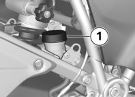 mieluiten BMW Motorrad Service - toimipisteessä. Jos jarrunestesäiliössä on liian vähän jarrunestettä, jarrunestesäiliöön saattaa päästä ilmaa. Tämä heikentää jarrutustehoa oleellisesti.