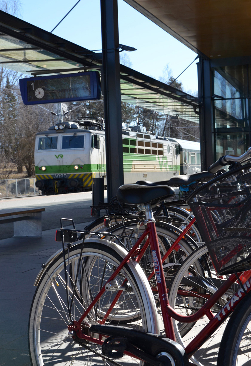 Yhdyskuntarakenne Hämeessä keskimääräisen työmatkan pituus on lähes 17 kilometriä km 18 16 14 12 1 8 6 4 2 Keskimääräinen yhdensuuntaisen työmatkan pituus 199-29 199 1995 2 25 29 Pitkän aikavälin