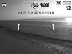 Luku 2 Huomautus Tietoja äänen lisäämisestä Panoraama-tilassa oleviin kuviin on kohdassa Äänen tallennus, sivu 34.