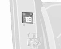 178 Auton hoito Kuljettajan oven karmiin kiinnitettyyn rengaspainetta koskevaan tietotarraan on merkitty auton alkuperäisiä renkaita koskevat tekniset tiedot ja vastaavat rengaspainetiedot.