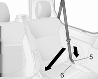 Käytä kolmannen istuinrivin istuimilla aina takamatkustamossa olevia takimmaisia turvavöitä 1.