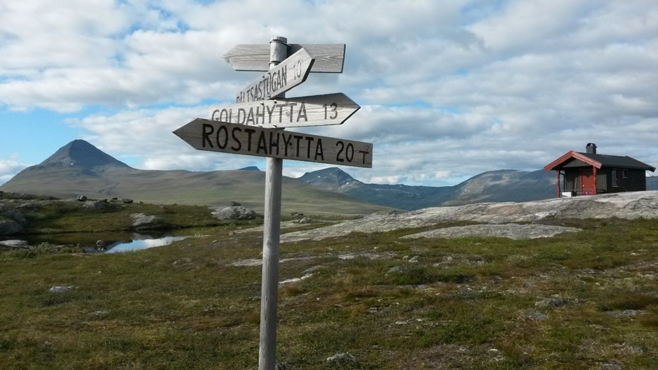 Gappohyttan Yövyimme reissun aikana Norjan ja Ruotsin tuvissa. Suomalaiseen autiotupakulttuuriin tottuneelle naapurimaiden tuvissa yöpyminen tuntui varsinaiselta luksuspatikoinnilta.