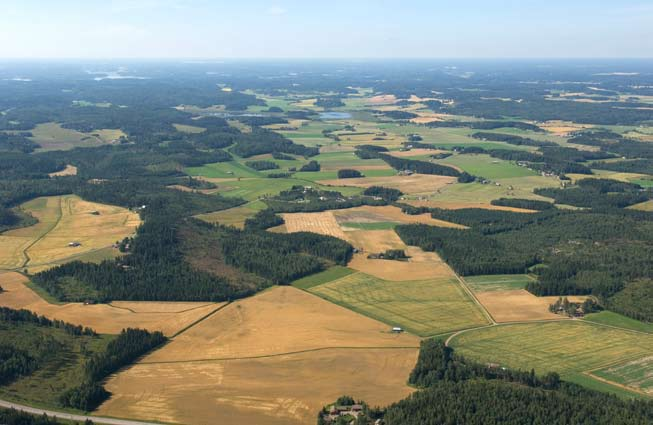 Etelässä Karjaanjoen laakso laajenee viljelytasangoksi, jota pienet