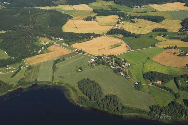 Teollinen maisema, luonnonmaisema, puisto ja viljelymaisema kohtaavat.